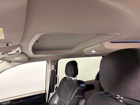 Used 2016 Chrysler Town & Country Limited FWD image 13