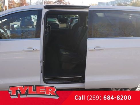 New 2026 Chrysler Pacifica Select image 22