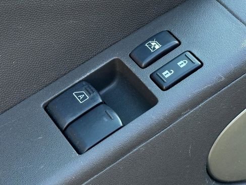 Used 2011 Suzuki Equator Premium image 13