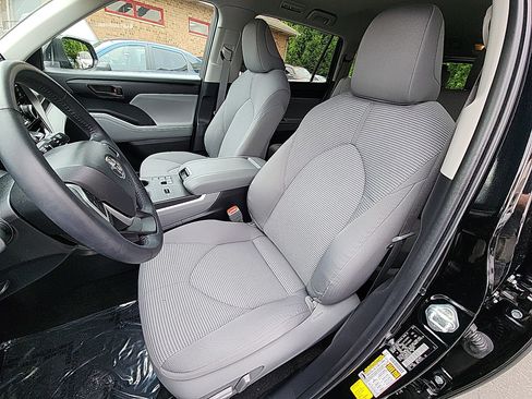 Certified 2024 Toyota Highlander LE FWD image 19