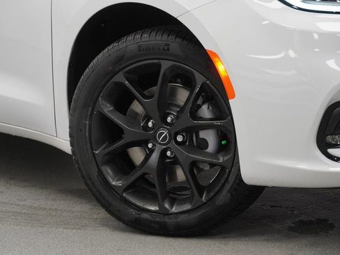 New 2026 Chrysler Pacifica Limited w/ S Appearance Package AWD/4WD image 4