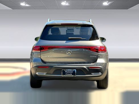Used 2023 Mercedes-Benz EQB 300 4MATIC image 9