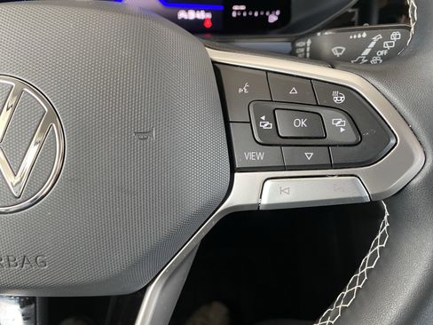 Used 2023 Volkswagen Taos SE w/ Black Wheel Package image 7