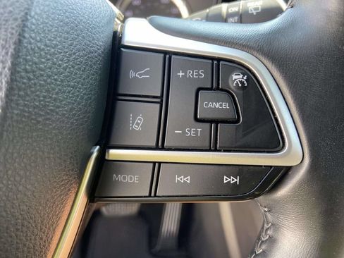 Used 2022 Toyota Highlander LE FWD image 35