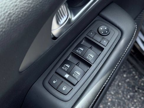Certified 2025 Chrysler Pacifica Select FWD image 16