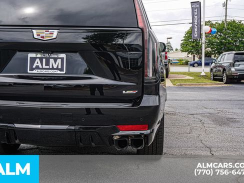 Used 2024 Cadillac Escalade ESV V AWD/4WD image 17