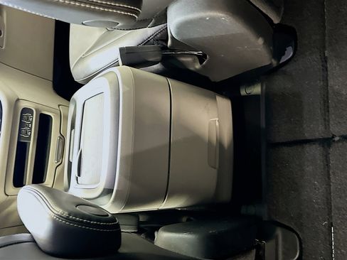 Used 2024 Chrysler Pacifica Touring-L image 27