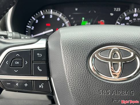 Certified 2021 Toyota Highlander XLE FWD image 23