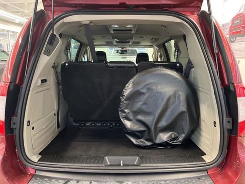 Used 2014 Chrysler Town & Country Limited w/ Luxury Group image 8