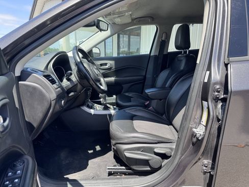 Used 2018 Jeep Compass Latitude w/ Cold Weather Group AWD/4WD image 14