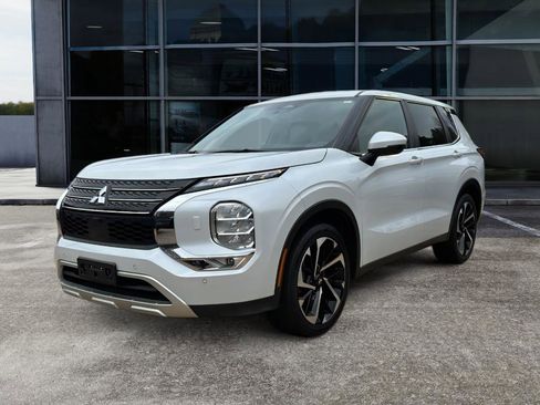 Used 2023 Mitsubishi Outlander ES image 3