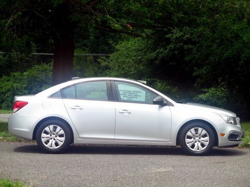 Used 2015 Chevrolet Cruze LS FWD image 5