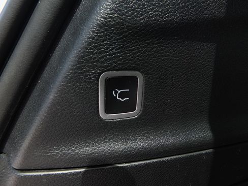 Used 2024 Chrysler Pacifica Limited FWD image 18