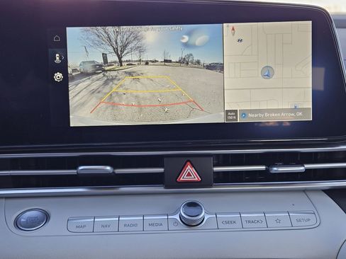 New 2025 Hyundai Elantra Limited FWD image 18