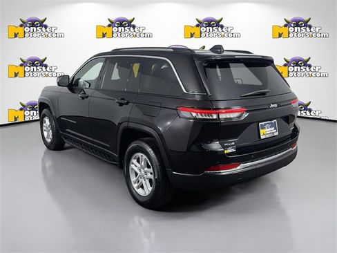 Used 2023 Jeep Grand Cherokee Laredo image 7