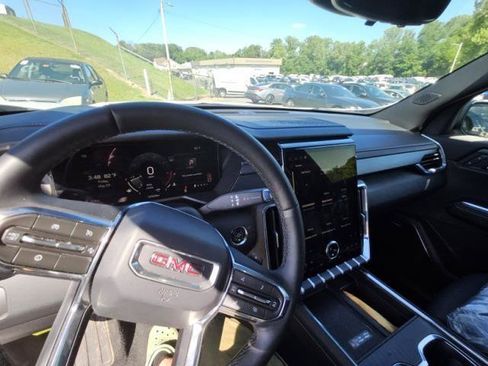 Used 2026 GMC Acadia Elevation w/ Elevation Premium Package FWD image 7