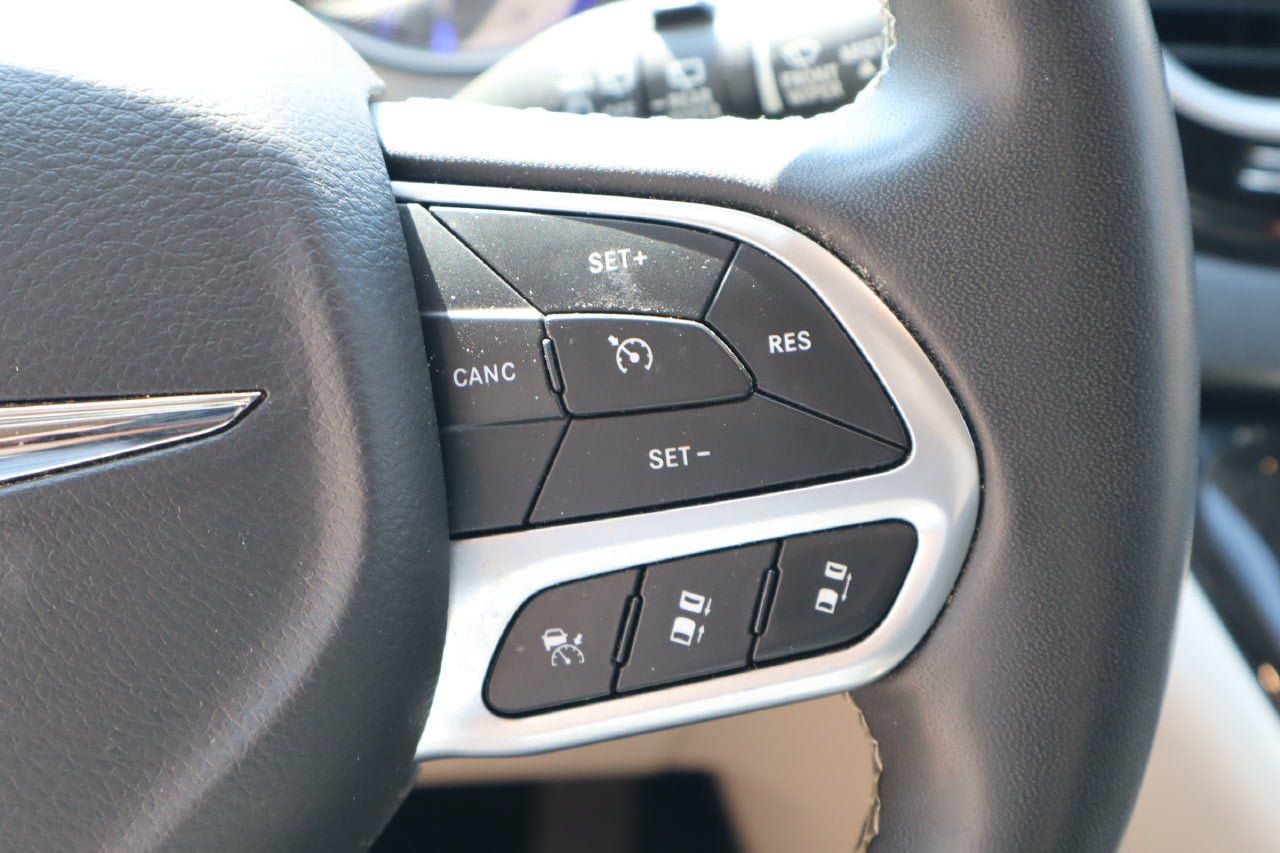 Used 2024 Chrysler Pacifica Touring-L FWD image 14