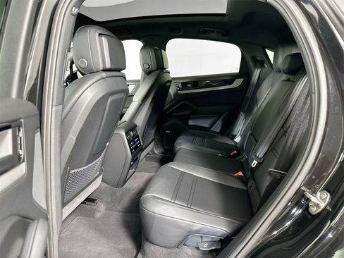 Certified 2025 Porsche Cayenne Coupe image 27