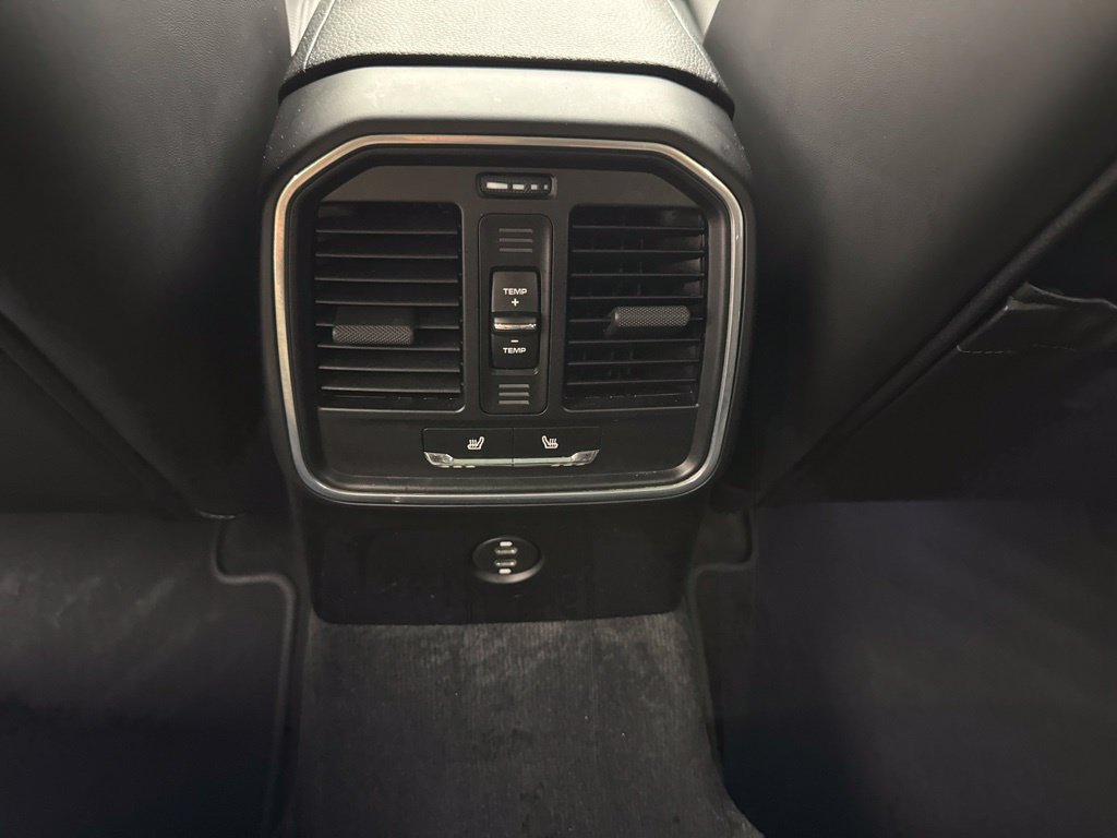 Certified 2024 Porsche Macan AWD/4WD image 30