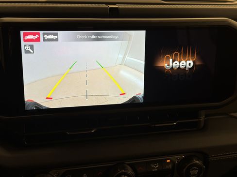 Used 2025 Jeep Gladiator Mojave AWD/4WD image 18