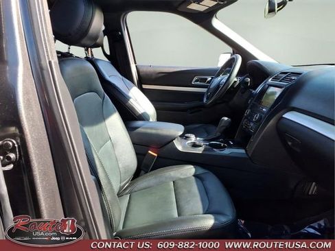 Used 2017 Ford Explorer XLT w/ Equipment Group 202A AWD/4WD image 13