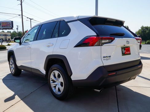 Used 2022 Toyota RAV4 LE AWD/4WD image 6