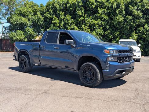 Used 2019 Chevrolet Silverado 1500 Custom w/ Trailering Package image 2
