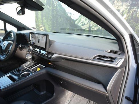 Used 2025 Toyota Sienna XLE Woodland Edition image 25