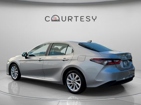 Used 2021 Toyota Camry LE image 3
