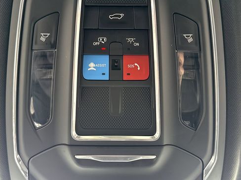 Used 2024 Jeep Grand Cherokee Altitude image 9