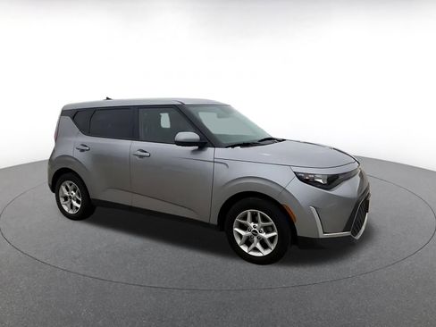 Used 2024 Kia Soul LX w/ Option Group 015 FWD image 2