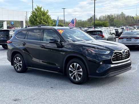 Used 2022 Toyota Highlander XLE AWD/4WD image 2