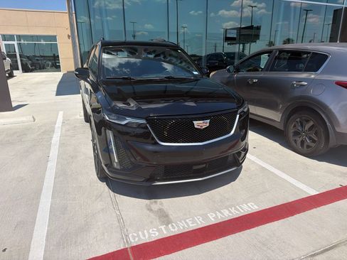 Used 2022 Cadillac XT6 Sport w/ Technology Package AWD/4WD image 3