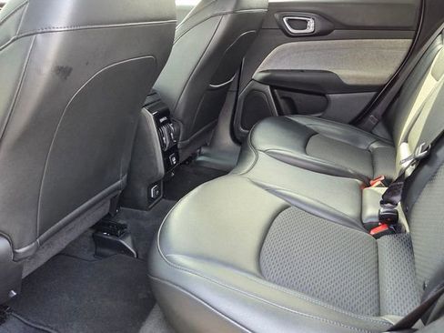 Used 2025 Jeep Compass Latitude image 8