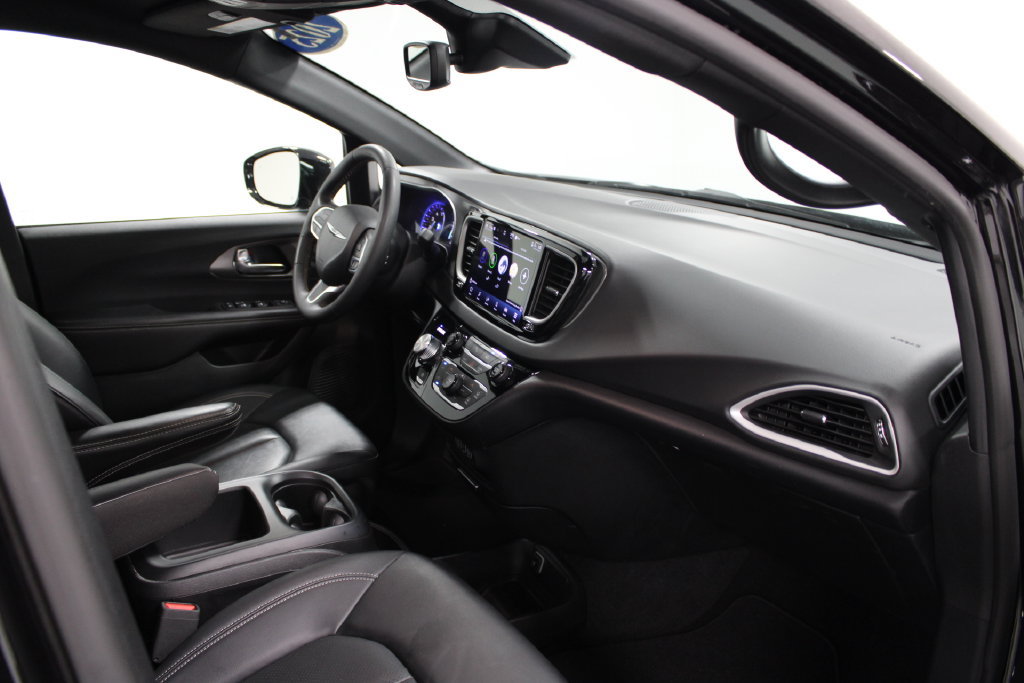 Used 2025 Chrysler Pacifica Select FWD image 28