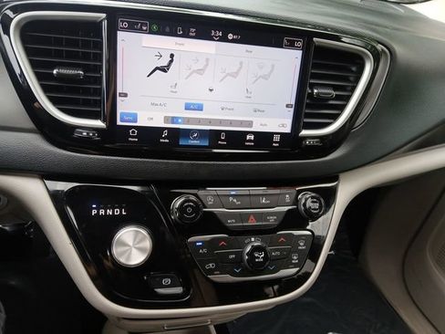 Used 2023 Chrysler Pacifica Touring-L FWD image 19