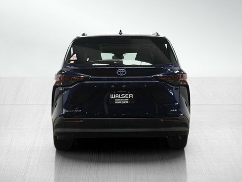 Used 2025 Toyota Sienna XLE AWD/4WD image 4