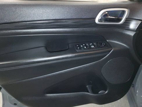 Used 2019 Jeep Grand Cherokee Altitude AWD/4WD image 11