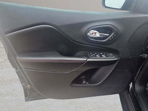 Used 2019 Jeep Cherokee Trailhawk image 30