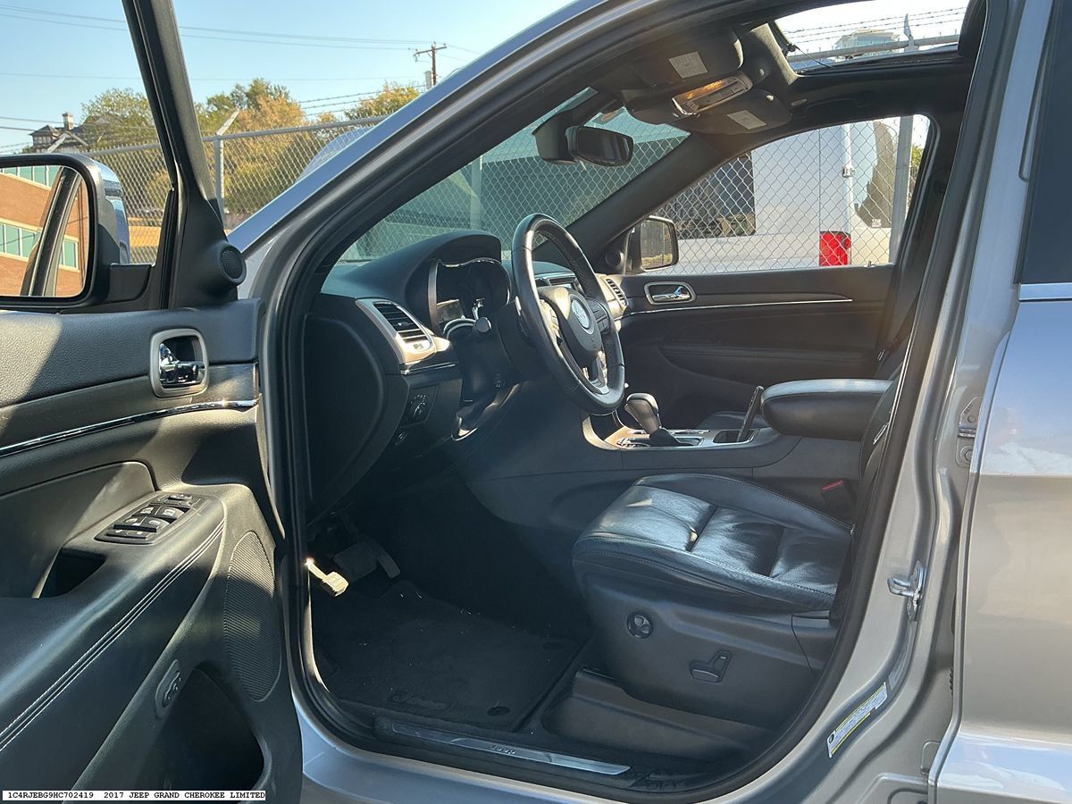 Used 2017 Jeep Grand Cherokee Limited w/ Luxury Group II RWD image 8