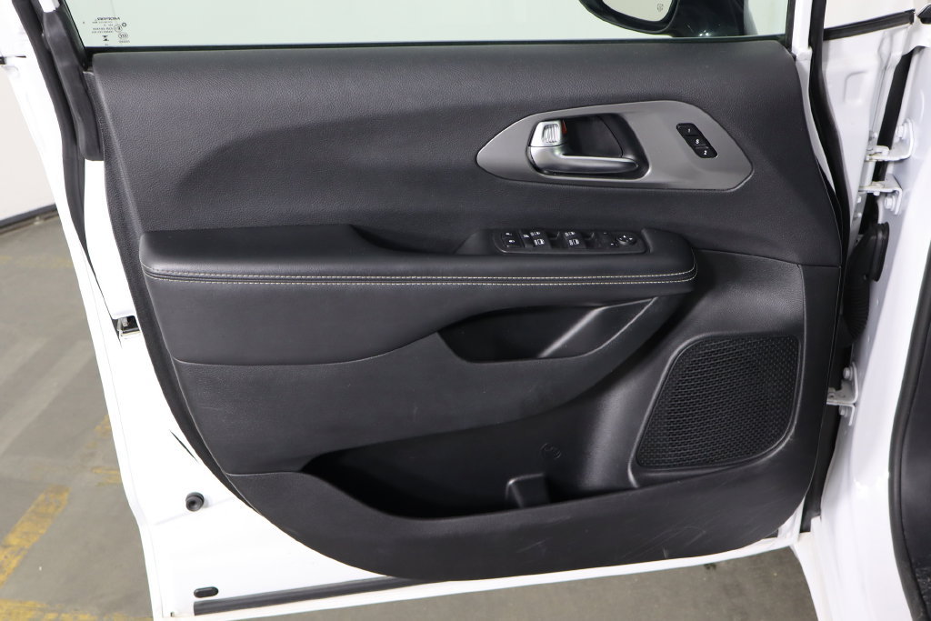 Used 2025 Chrysler Pacifica Select FWD image 20