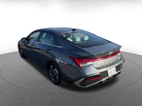 Used 2025 Hyundai Elantra Limited image 11