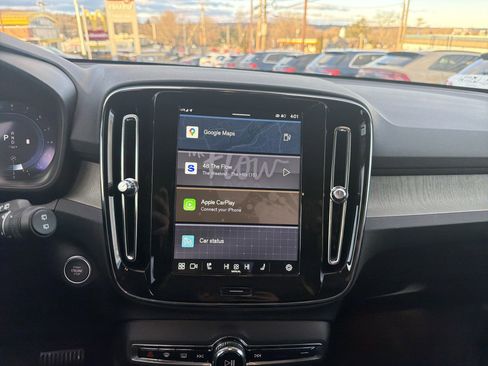 Certified 2025 Volvo XC40 B5 Core image 8