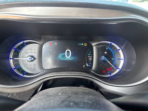 Used 2021 Chrysler Pacifica Limited w/ Uconnect Theater Family Group FWD image 14