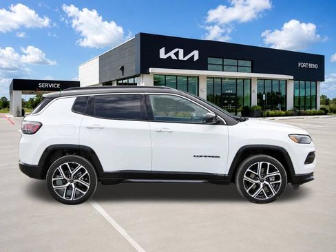 Used 2025 Jeep Compass Limited w/ Elite Group AWD/4WD image 4