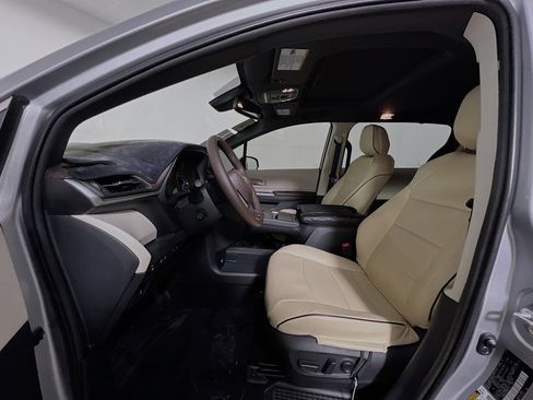 Used 2021 Toyota Sienna Platinum image 15