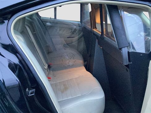 Used 2016 Ford Taurus SE image 17