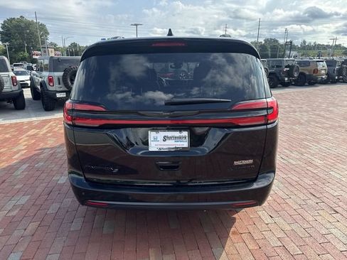 Used 2025 Chrysler Pacifica Limited FWD image 35