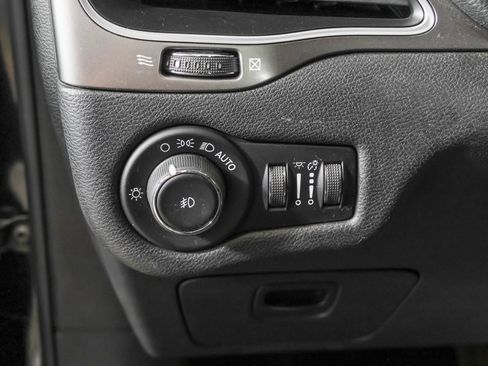 Used 2019 Jeep Cherokee Latitude Plus w/ Cold Weather Group AWD/4WD image 23