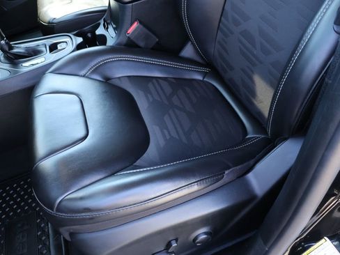 Used 2022 Jeep Cherokee Latitude w/ Sun & Sound Group AWD/4WD image 19